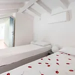 펜션 Domus: Modern Loft In The Center Of 파르마