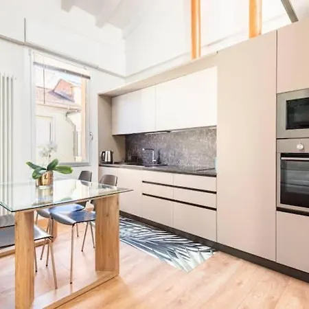 Domus: Modern Loft In The Center Of