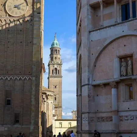 Domus: Modern Loft In The Center Of Nyaraló Parma