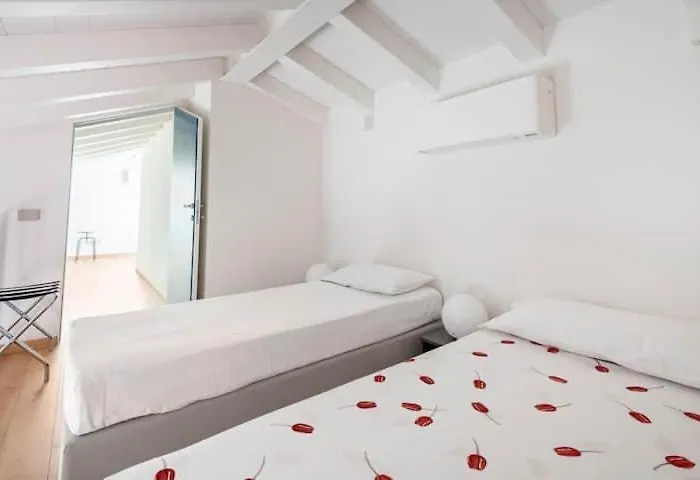 Nyaraló Domus: Modern Loft In The Center Of Parma