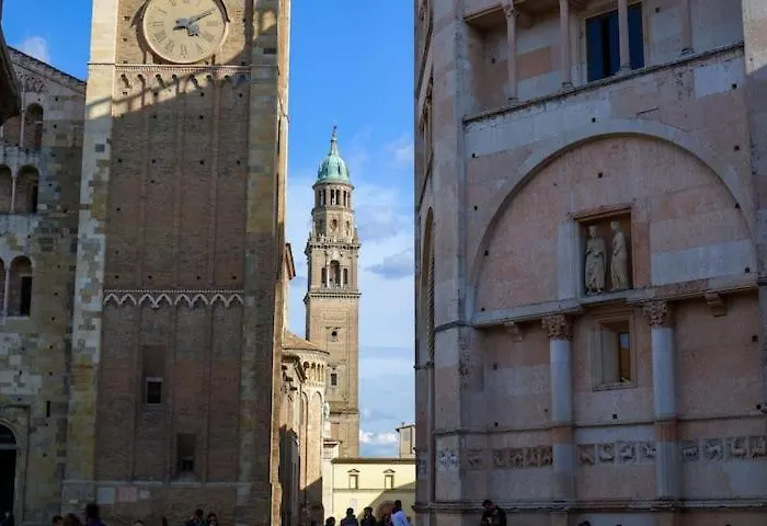 Domus: Modern Loft In The Center Of Nyaraló Parma